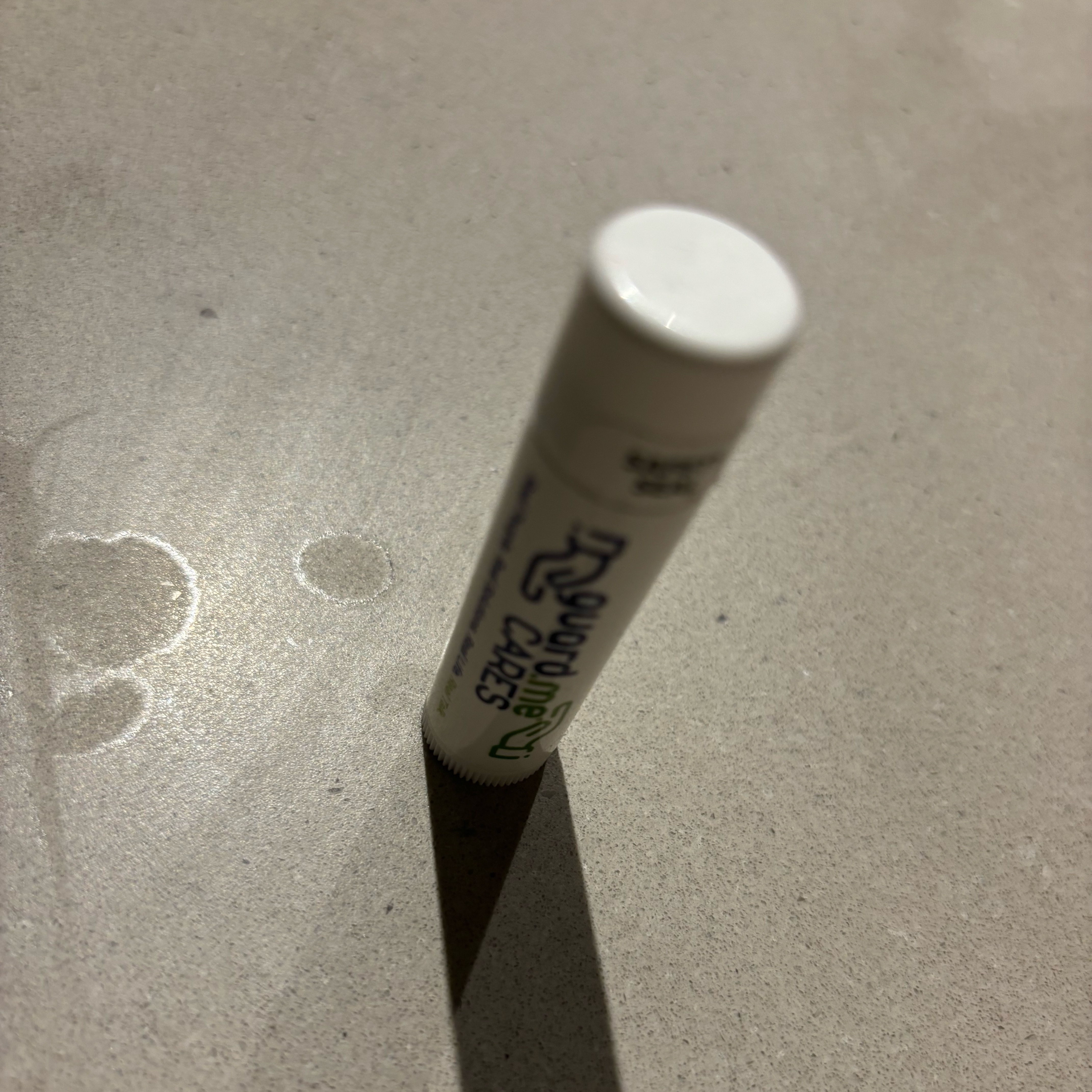 Opening and closing lip balm